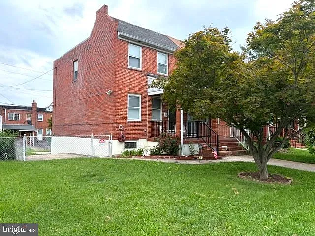 3 bed, 1.5 bath, 1194 sqft, $1,800 — Photo 2