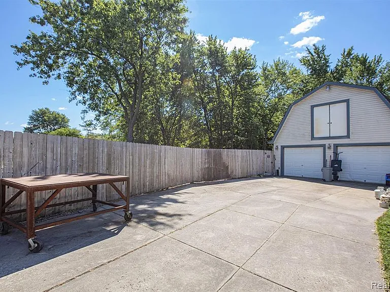 2752 Dashwood Dr — Photo 5