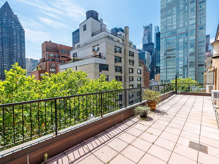 340 E 52nd St #PHC — Photo 10