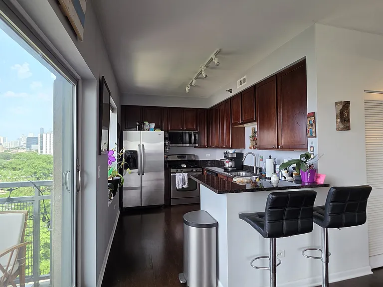 100 N Hermitage Ave #708 — Photo 2