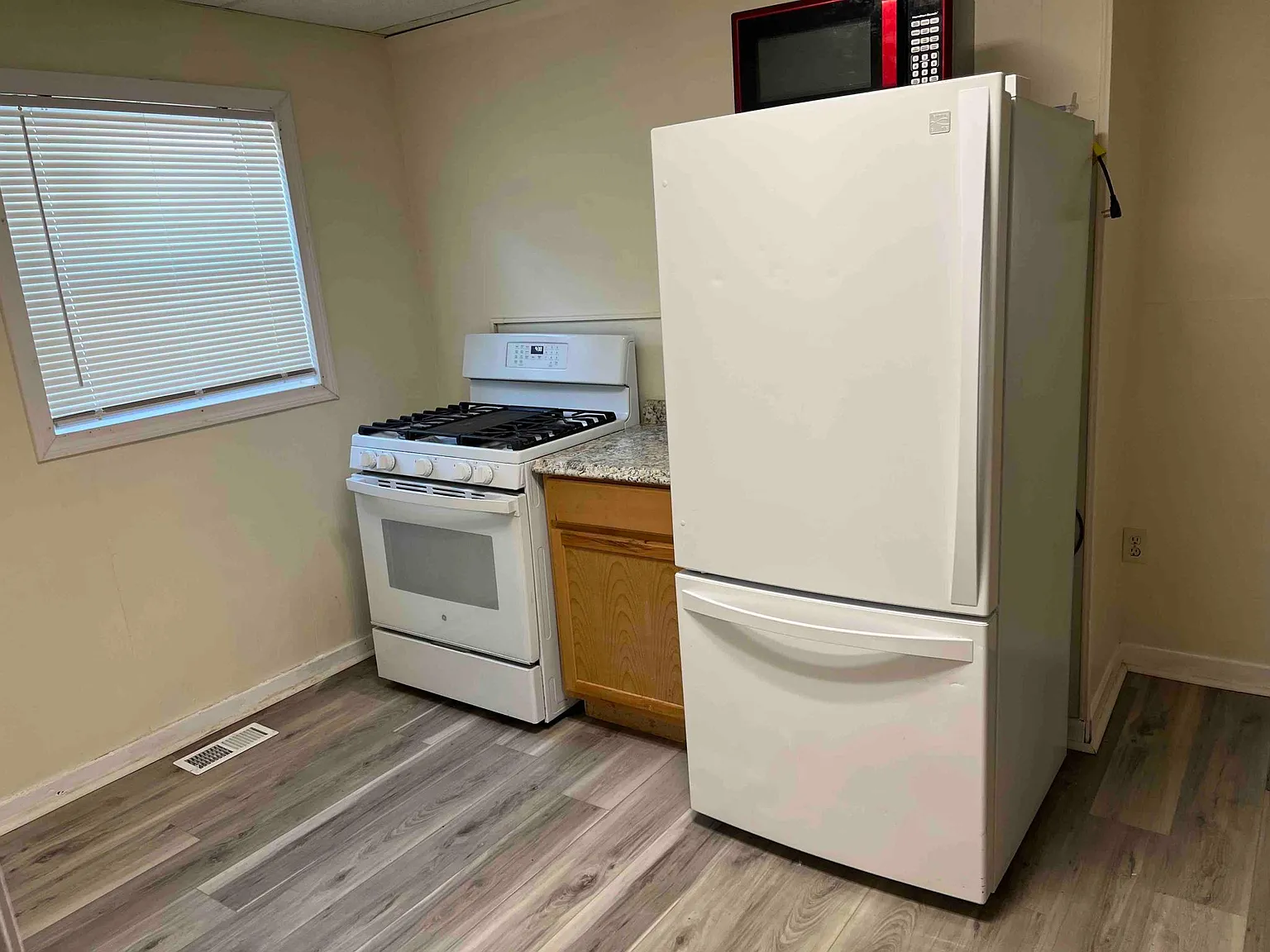 2 bed, 650 sqft, $1,600 — Photo 2