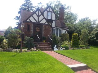 23 Drake St, Malverne, NY 11565