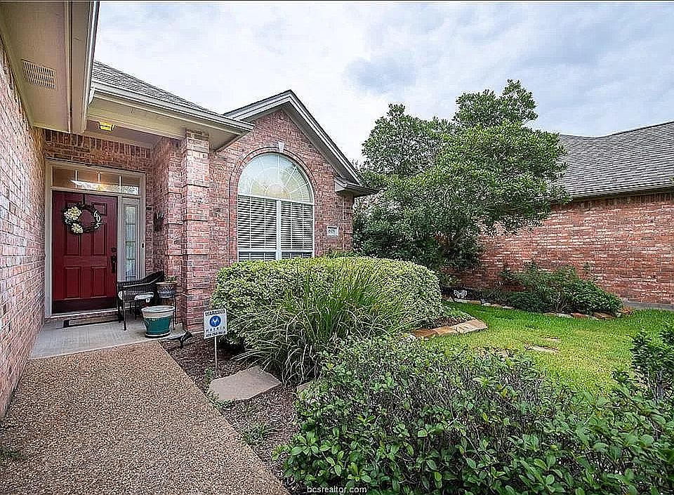 2nd image of 605 Clovis Ct