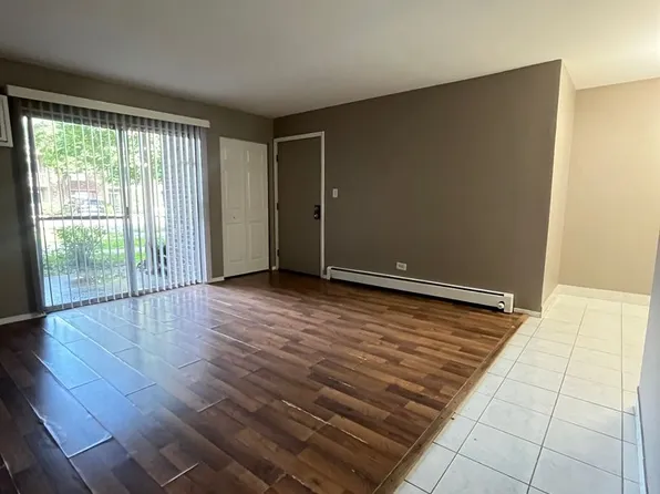 Country Glen Apartments, 2342 W Nichols Rd #A, Arlington Heights, IL 60004