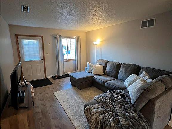 3rd image of 911 Sundown Dr