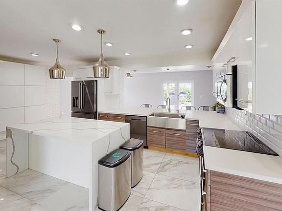 5th image of 567 S Crescent Dr