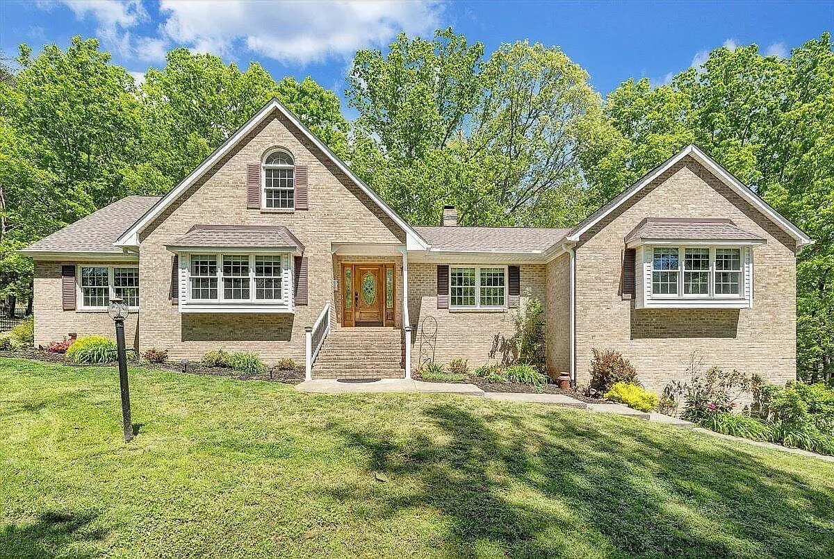6 bed, 4519 sqft, $4,000 — Photo 1