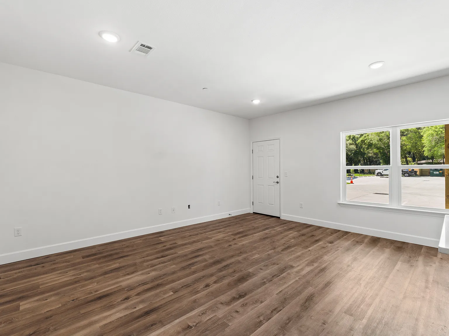 912 Barrow St — Photo 4