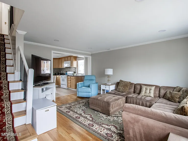 32 Howland Ave — Photo 4