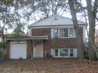 31 Hampton Ave, Mastic, NY 11950