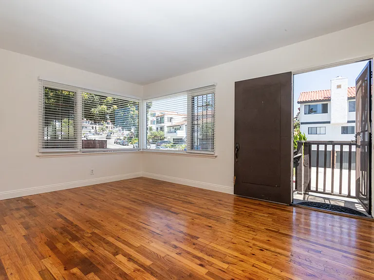 506 Avenida Victoria — Photo 2