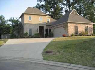 203 Charleston Dr, Vicksburg, MS 39180