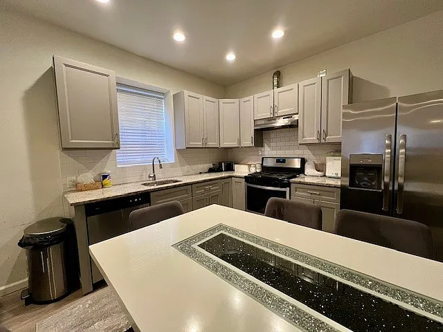 2 bed, 950 sqft, $2,500 — Photo 2