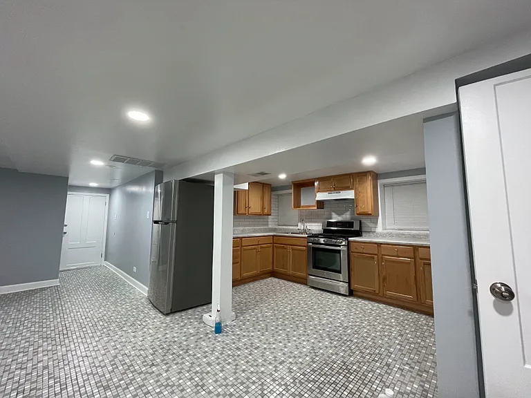 2711 W Leland Ave — Photo 6