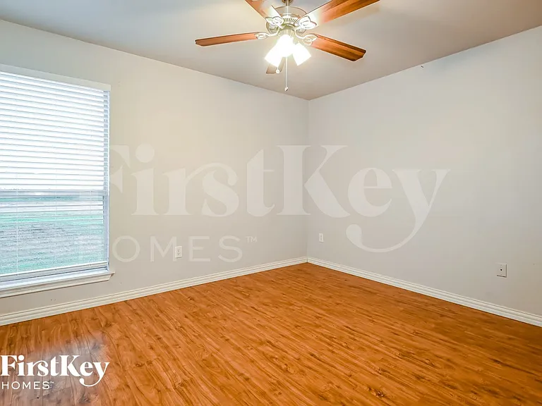 302 Shorewood Dr — Photo 9