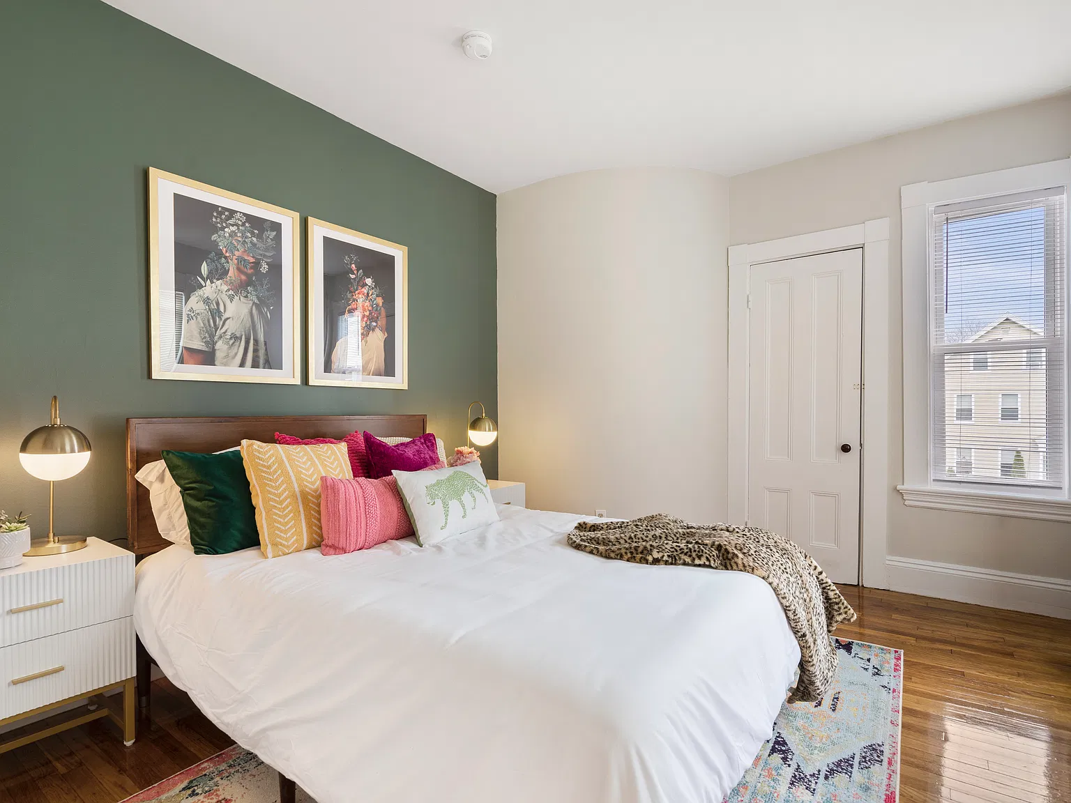 A comfortable queen sized memory foam mattress to unwind in!