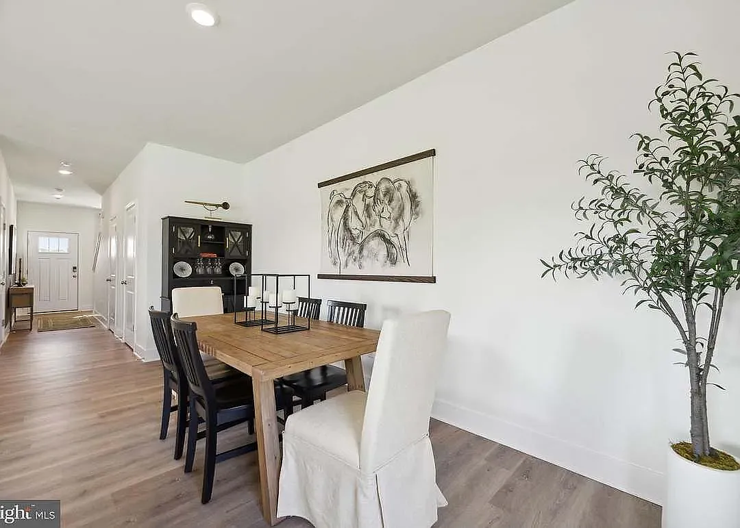 3 bed, 2.5 bath, 1500 sqft, $2,100 — Photo 3
