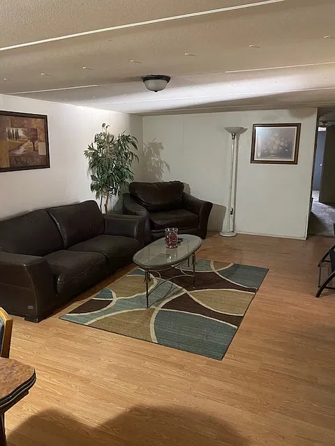 3 bed, 2200 sqft, $2,400 — Photo 1