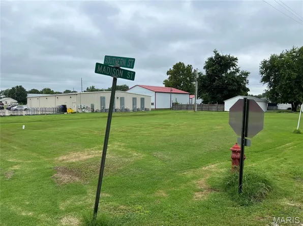 201 Southern St, Gillespie, IL 62033