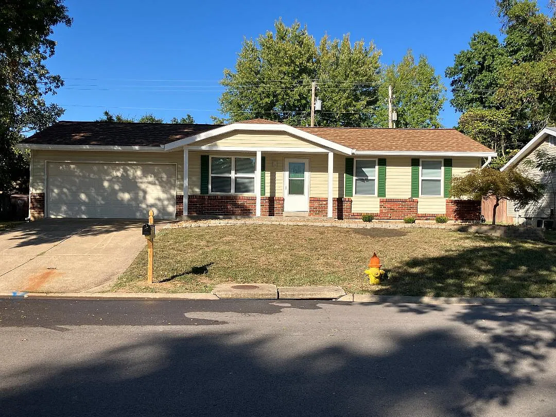 3 bed, 965 sqft, $2,100 — Photo 1