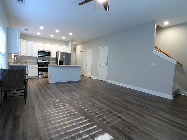 383 E Woodland Dr — Photo 4