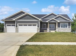 475 SE Walnut Woods Dr, West Des Moines, IA 50265