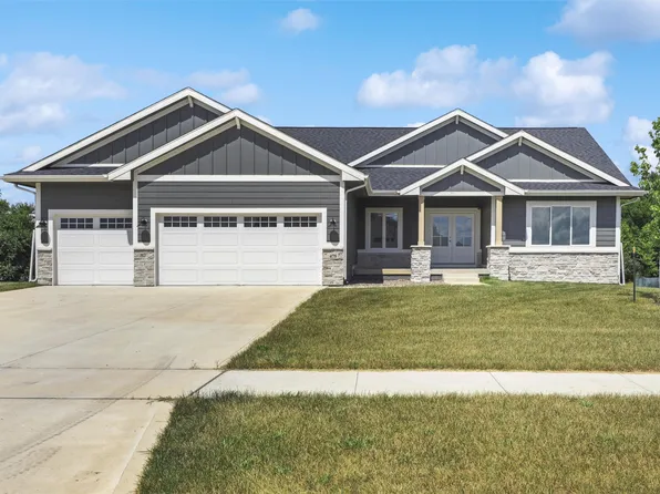 475 SE Walnut Woods Dr, West Des Moines, IA 50265