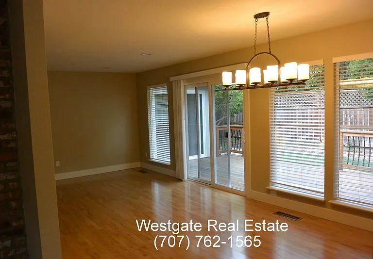 530 Chase St — Photo 8