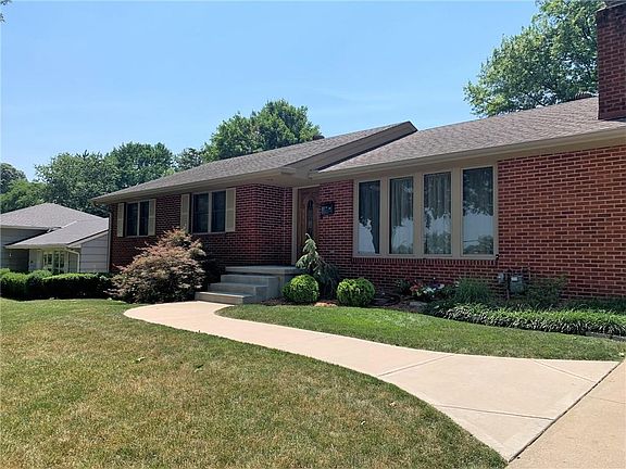 2nd image of 1070 Crestview Ln