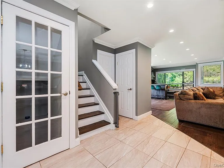 98 Lisa Dr — Photo 23