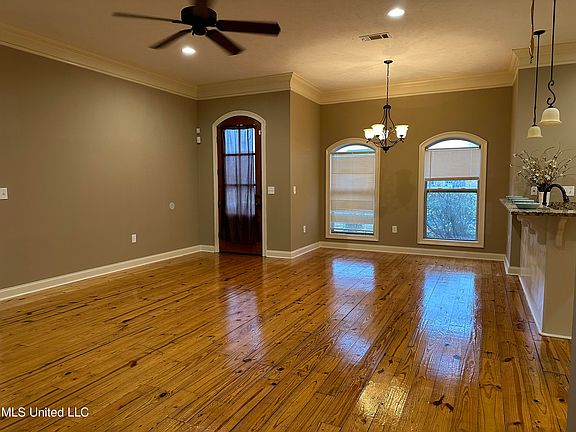 2nd image of 119 Woodridge Dr