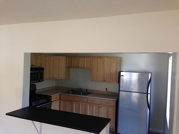 3rd image of 3059 Hawthorn St