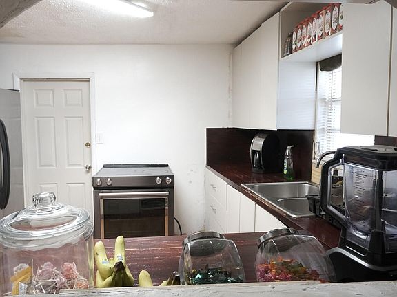 3rd image of 1617 Avenue E