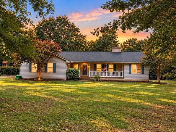 204 Stonewood Dr, Greenwood, SC 29649