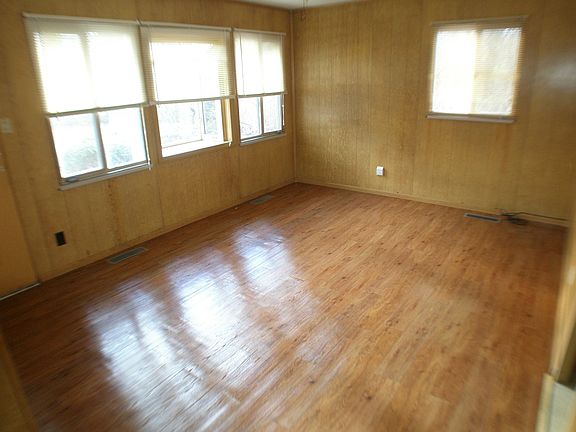 3rd image of 518 W Eugenia St
