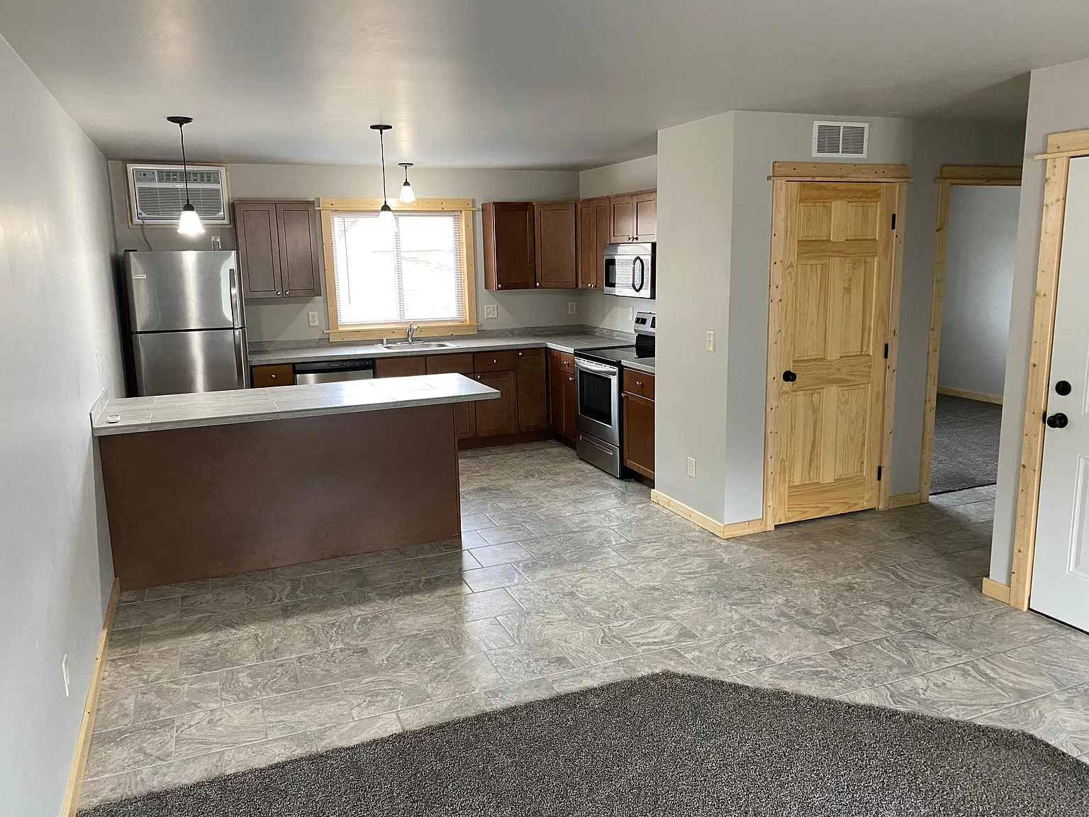 3 bed, 950 sqft, $1,590 — Photo 4