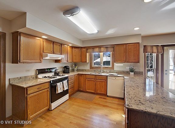 4th image of 589 Wilson Ave