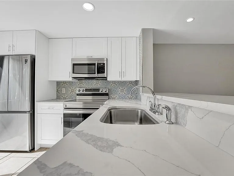 55 SW 3rd St — Photo 4