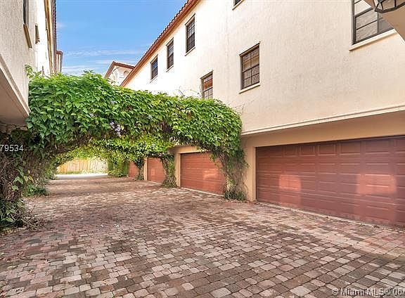 2nd image of 2761 Coconut Ave #2761