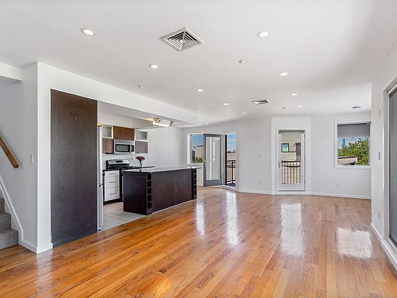 4th image of 419 Humboldt St #Penthouse