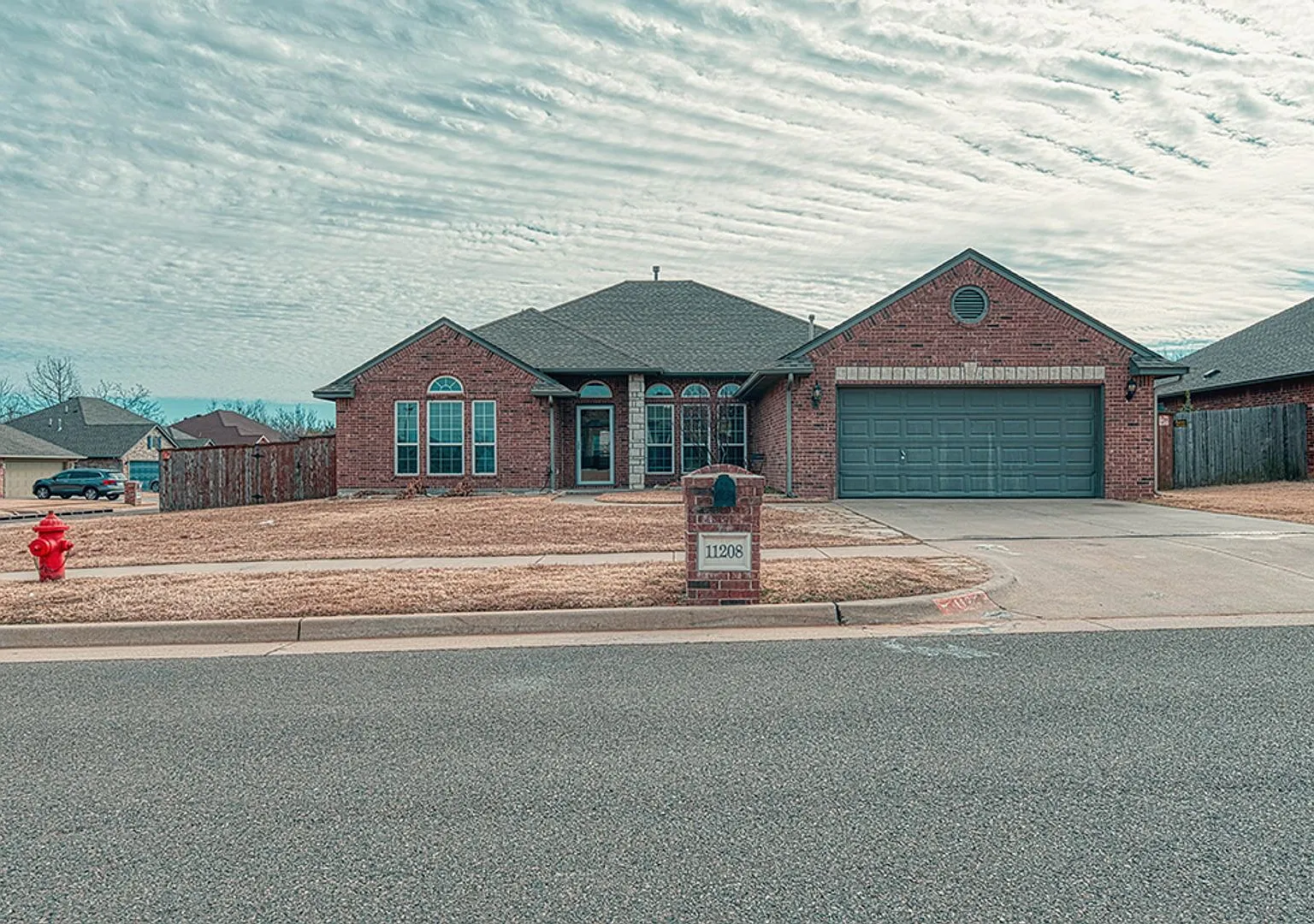 Gorgeous 4 Bed 2.5 Bath in Yukon! — Photo 1