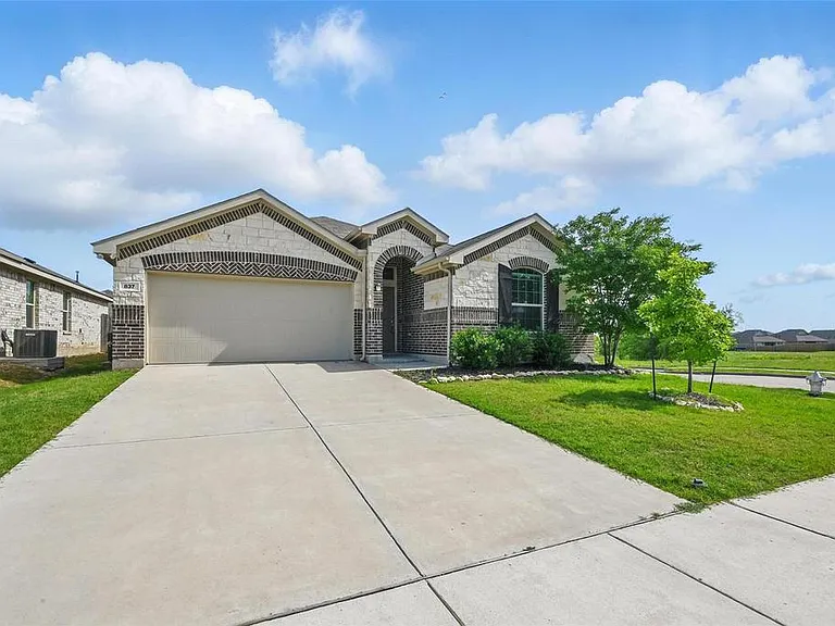 837 Amberwood Ct — Photo 2