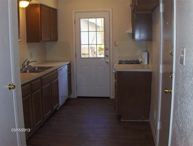2nd image of 1302 Matthews Ln #B