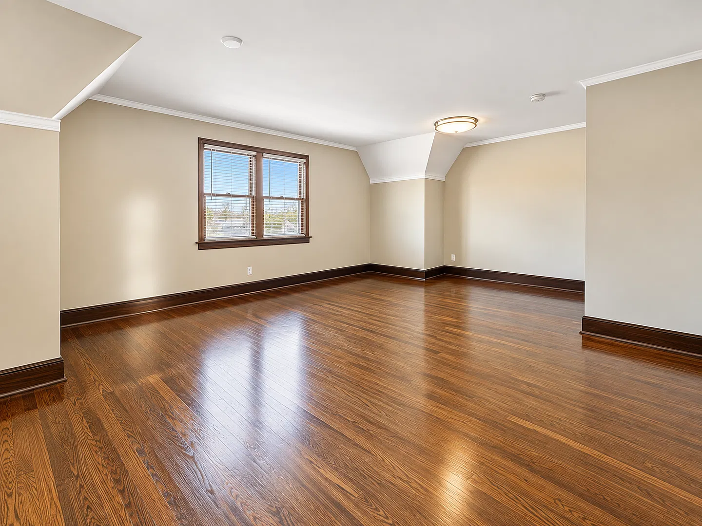 Nottingham Apartments — Photo 2