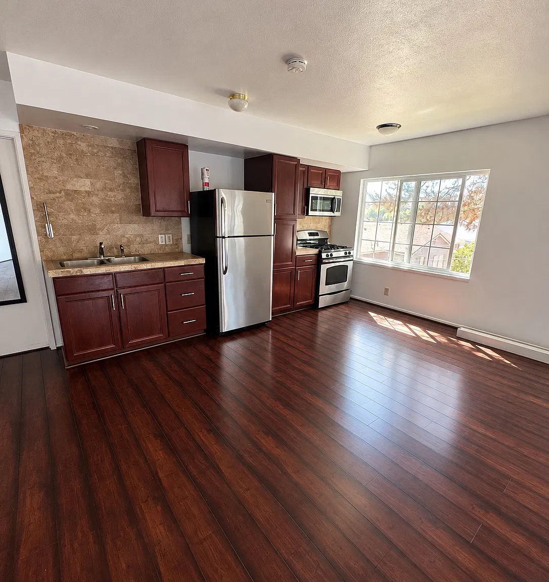 Luray Cir, Simi Valley — Photo 2