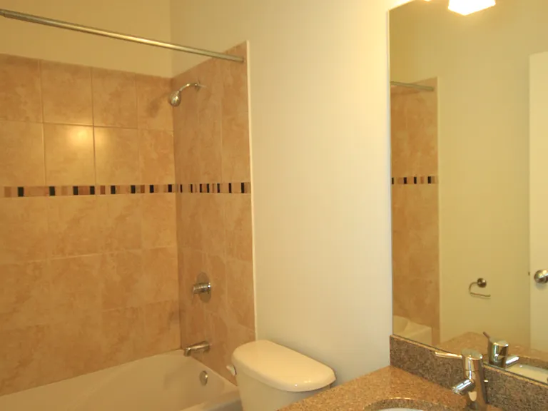 4651 N Greenview #206 — Photo 19