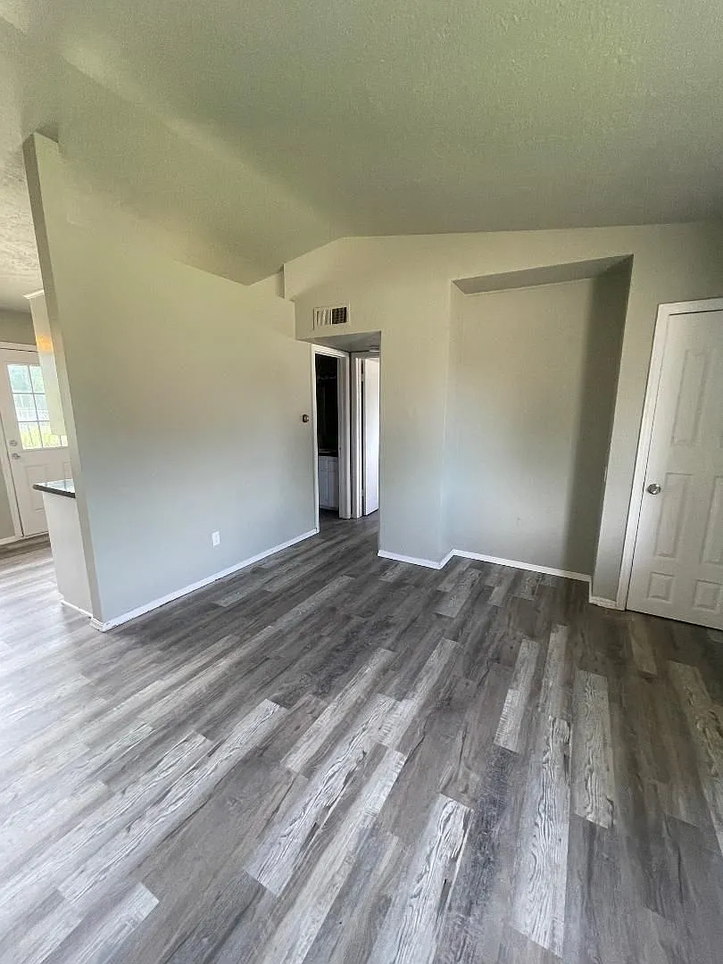 Adorable 1 bedroom 1 bathroom Duplex For Rent — Photo 3