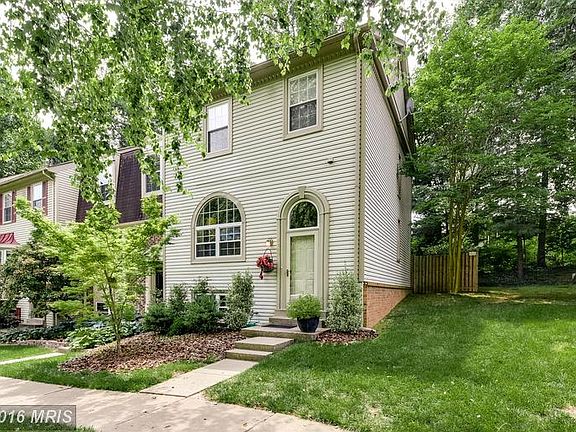 Beautiful End Unit Townhouse.