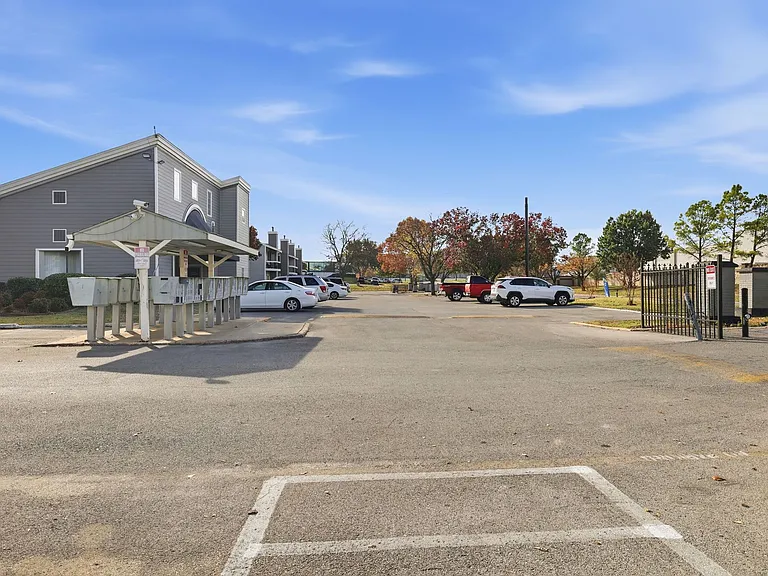 Woodland HIlls Apartments — Photo 43