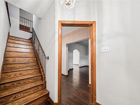 3rd image of 620 Broadway Ave